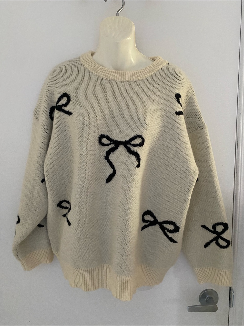 Cream Crewneck lung sleeved Sweater w Black Bow pattern Relaxed fit Size Large